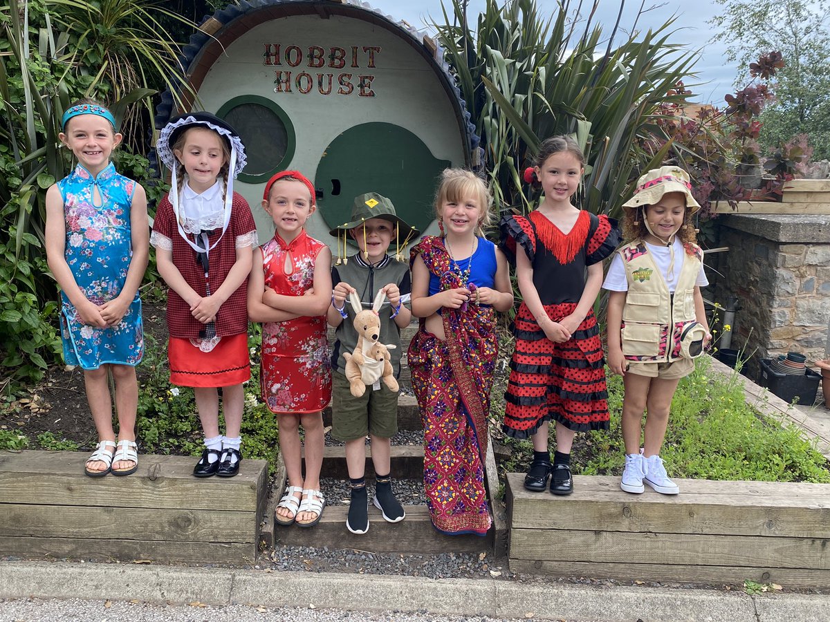 Diwrnod Rhyngwladol yn Dosbarth Penrhyn heddiw! 🌍 

Year 1 are celebrating the end of our Around the World theme with an International Day 🌍