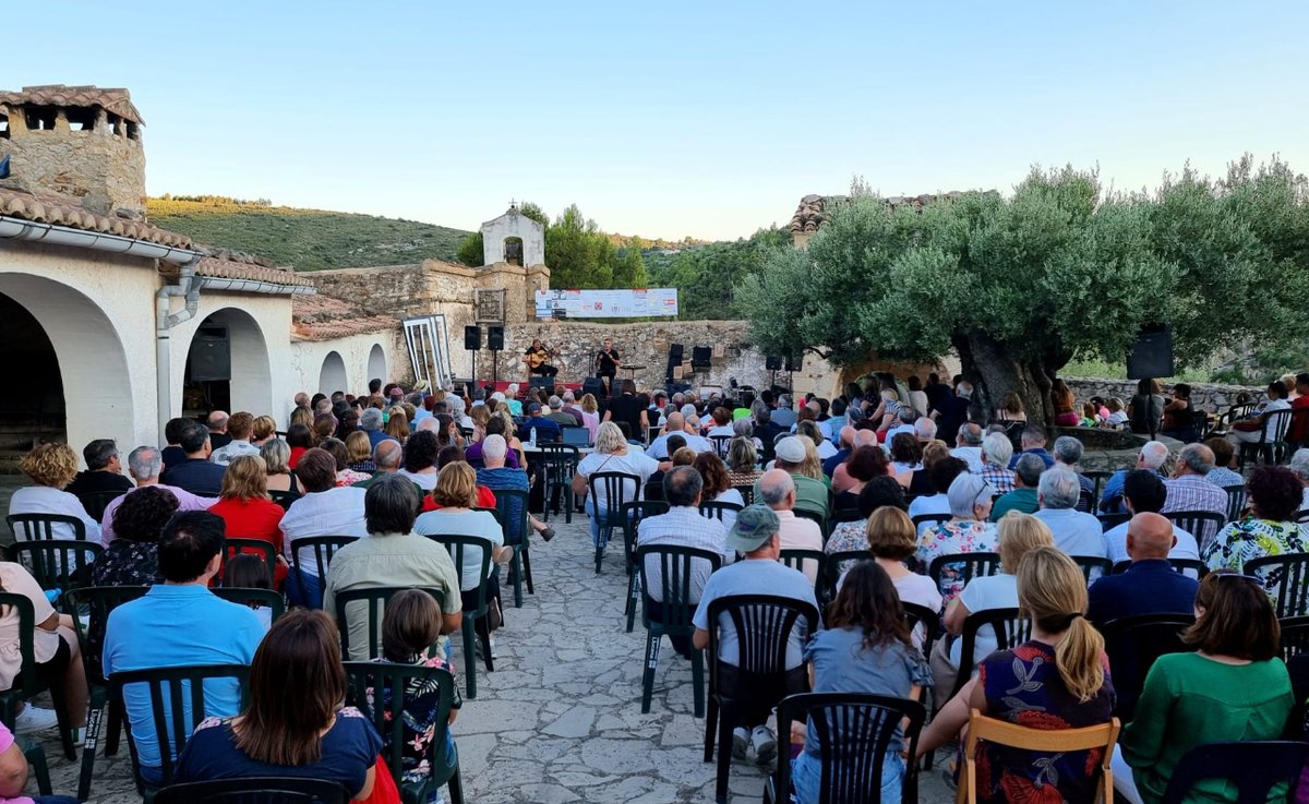 PepBotifarra's tweet photo. Amics, bon dimarts! què bé ho passarem a LLucena i quin lloc més bonic. 
Vos dixe les fotos que m'enviaren, perquè de veritat, volia que ho vegereu!.

#pepgimenobotifarra #músicaenvalencià #arrels #elmico https://t.co/wqSatpVoBn