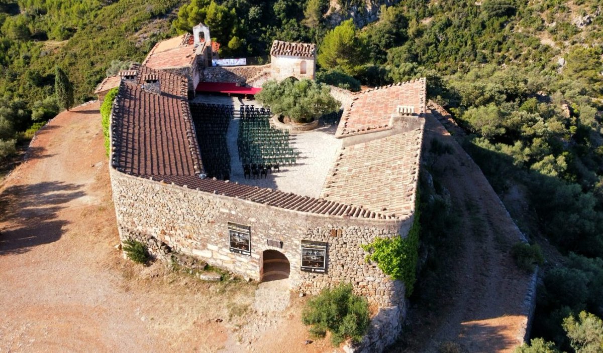 PepBotifarra's tweet photo. Amics, bon dimarts! què bé ho passarem a LLucena i quin lloc més bonic. 
Vos dixe les fotos que m'enviaren, perquè de veritat, volia que ho vegereu!.

#pepgimenobotifarra #músicaenvalencià #arrels #elmico https://t.co/wqSatpVoBn