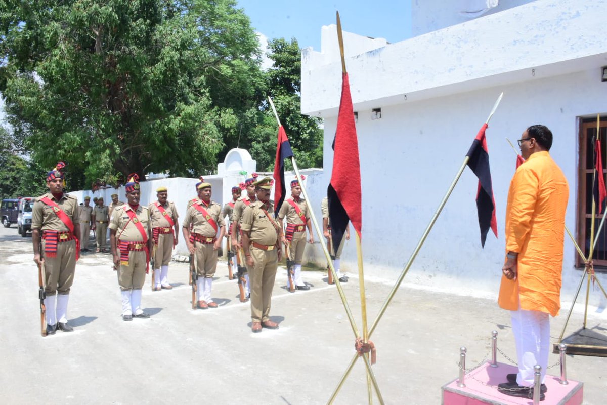 आज जनपद कन्नौज आगमन पर गार्ड आफ ऑनर लेते हुए।