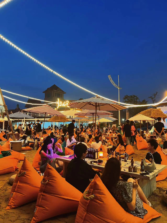 loveqingdao's tweet photo. Guishanhai Bar in #Qingdao’s Shinan district has recently become a popular destination both for locals and visitors due to its stunning beach views, music and lively atmosphere. If that sounds great then why not book a trip this summer? #TravelInQingDao #SummerVibe https://t.co/GLlhkJ9qsV