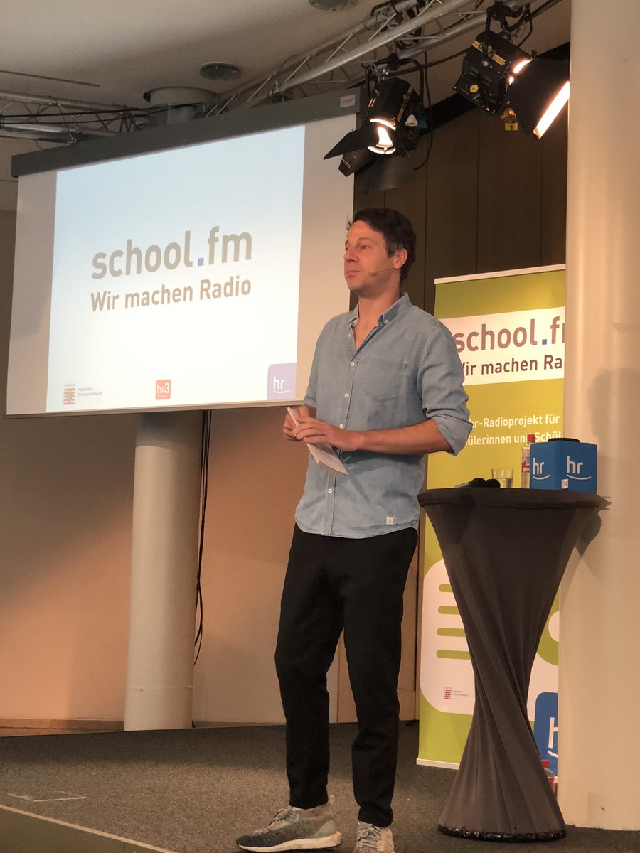 Pleimfeldner's tweet photo. Jetzt geht’s los. Endlich wieder live aus den @hrPresse. Die #Schoolfm Abschlussveranstaltung. Wer wird Schulradio 2022. Moderiert von @herr_sassenroth. @hr3 https://t.co/w4QwpLlssW
