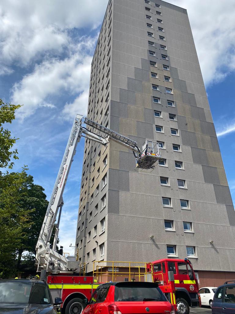 HumbersideFire's tweet image. Aerial Positioning exercise completed with Scunthorpe Red at the high rise flats @OngoCommunities. Keeping people safe, assessing the risk so we are ready for any event. #Training #knowledgeispower #BestPractise #learning #Scunthorpe