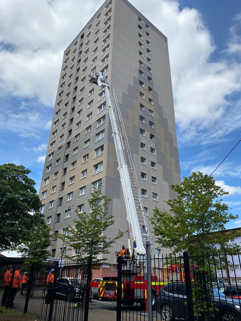 HumbersideFire's tweet image. Aerial Positioning exercise completed with Scunthorpe Red at the high rise flats @OngoCommunities. Keeping people safe, assessing the risk so we are ready for any event. #Training #knowledgeispower #BestPractise #learning #Scunthorpe