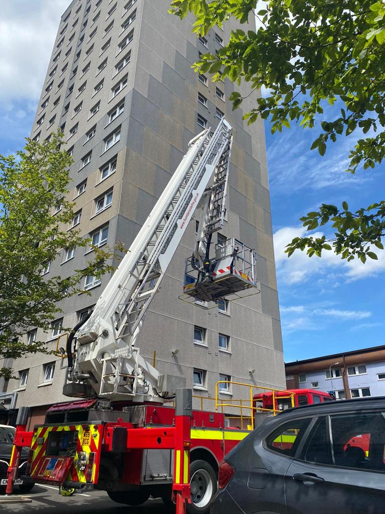 HumbersideFire's tweet image. Aerial Positioning exercise completed with Scunthorpe Red at the high rise flats @OngoCommunities. Keeping people safe, assessing the risk so we are ready for any event. #Training #knowledgeispower #BestPractise #learning #Scunthorpe