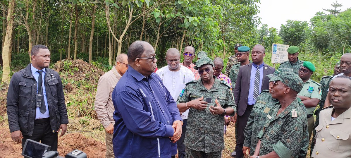 SODEFOR22's tweet image. Le Ministre des Eaux et Forêts, visite les centres de bouturages des FC téné et Sangoué, il est satisfait des potentialités de la @SODEFOR22 en terme de pilier de la politique nationale de reboisement. @FAOCotedIvoire @FondationYes @MINEF_CI  @pnudcotedivoire @dimbobin