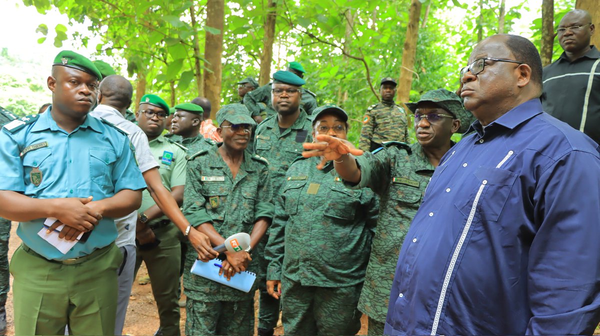SODEFOR22's tweet image. Le Ministre des Eaux et Forêts, visite les centres de bouturages des FC téné et Sangoué, il est satisfait des potentialités de la @SODEFOR22 en terme de pilier de la politique nationale de reboisement. @FAOCotedIvoire @FondationYes @MINEF_CI  @pnudcotedivoire @dimbobin