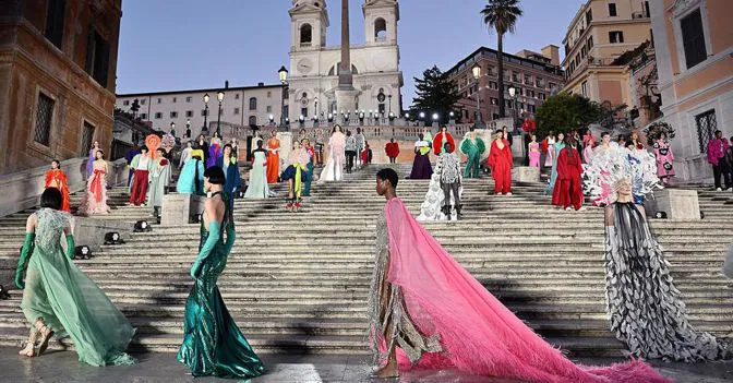 2didenari's tweet photo. Volano gli "stracci": #Dior avrebbe deciso di chiedere un cospicuo risarcimento a #Valentino, che con la sua sfilata avrebbe ostacolato l'accesso alla sua boutique. Partiamo da qui, fino alle 12 su @Radio24_news!
📻 https://t.co/csJaazLCuO
📞 800240024 | 📱 3492386666 https://t.co/0uKoi6NcpK
