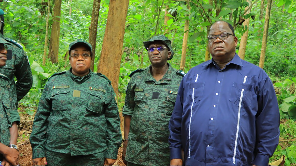 SODEFOR22's tweet image. Le Ministre des Eaux et Forêts, visite les centres de bouturages des FC téné et Sangoué, il est satisfait des potentialités de la @SODEFOR22 en terme de pilier de la politique nationale de reboisement. @FAOCotedIvoire @FondationYes @MINEF_CI  @pnudcotedivoire @dimbobin