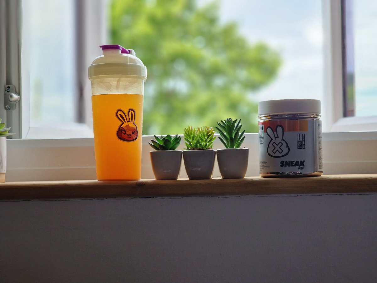 kaysface39's tweet photo. Nothing beats an ice-cold #sneakenergy on a hot day like this. Peach Iced Tea 🍑 is a hell of a flavour; proud to be a member of the community and be able to cop such a beautiful flavour! @SneakEnergy #community #experiment001 #peachicedtea https://t.co/thh73Lj4AW