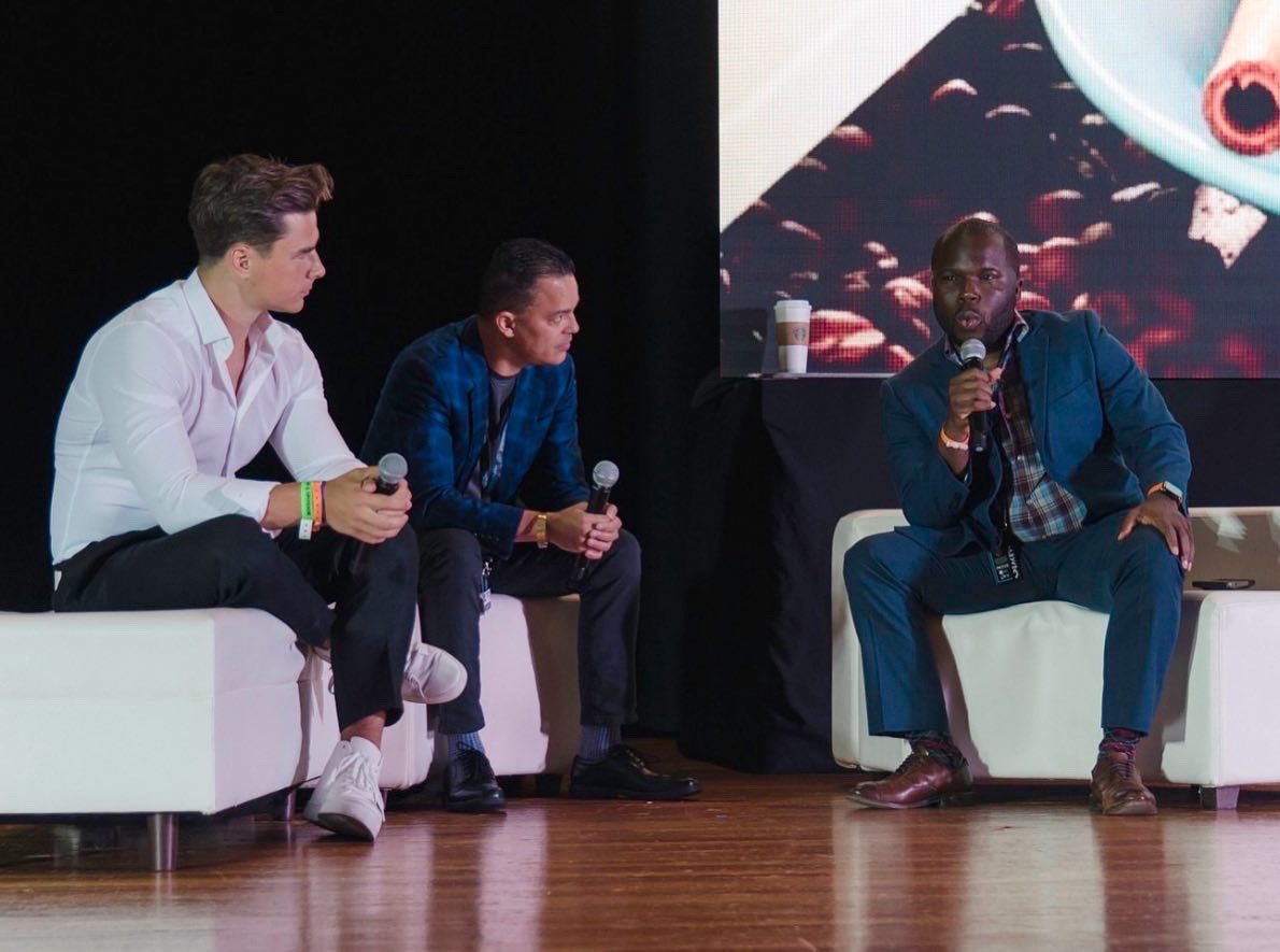 officialxyzzy's tweet photo. Sharing another amazing moment from our #CryptoWorldCon archives. 📸 ❤️
#blockchain #metaverse #nft #crypto https://t.co/bo2KnavoZo