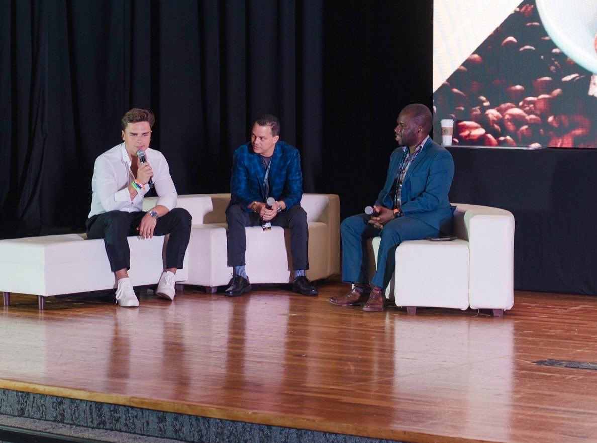 officialxyzzy's tweet photo. Sharing another amazing moment from our #CryptoWorldCon archives. 📸 ❤️
#blockchain #metaverse #nft #crypto https://t.co/bo2KnavoZo