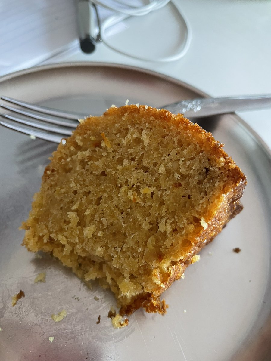 readingrsmind's tweet photo. The 14yo made an orange cake today. Excuse me while I lick the crumbs off the plate...brb! #Rsisms #KidCooking https://t.co/SQQT6aq4fu