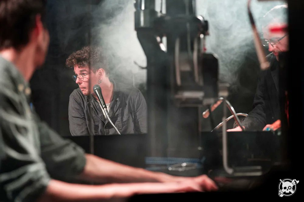 Manu Galure toujours aussi électrique, aussi fou, qui joue du pied, du coude, et qui grimpe sur les pianos, et installe, entre deux instants de fracas, une douceur et une tendresse qu’on ne lui soupçonne pas.

Samedi 16 juillet à 21h au Tracteur
+ infos : letracteur.eu