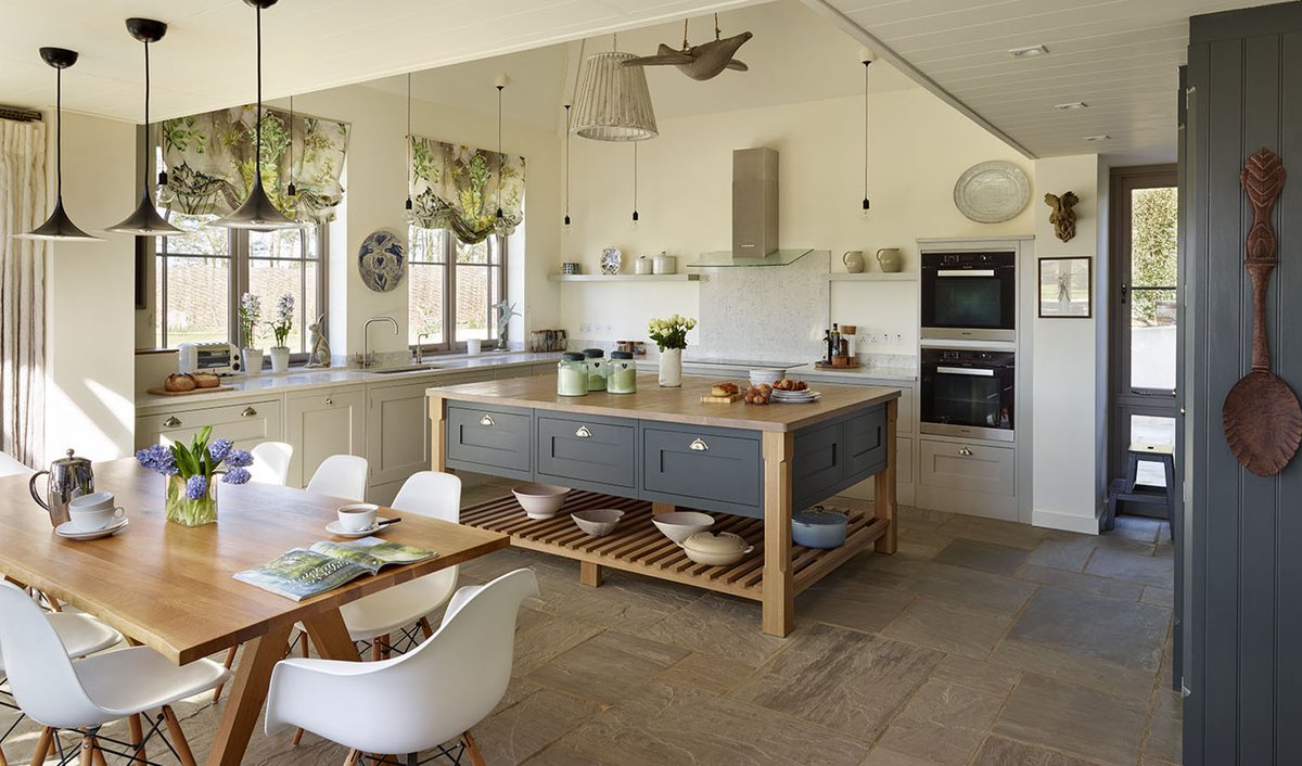 Combining the charm and appeal of farmhouse and country kitchens but with the latest technologies and appliances, traditional style kitchens offer the best of both worlds.
.
.
.
#30yearsexperience #traditionalkitchen #farmhouse #classickitchen #familykitchen #hertfordshire
