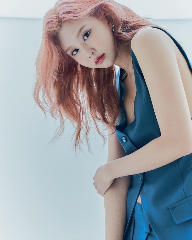 merrygoround202's tweet photo. MS HYEBIN LEE IS STUNNING
#HYEBIN #PHOTOSHOOT #FLOWERS #MOMOLAND #PICTURE #POSE #STUNNING #HYEBINMOMOLAND #MOMOLANDHYEBIN https://t.co/2j4XRqbVYr