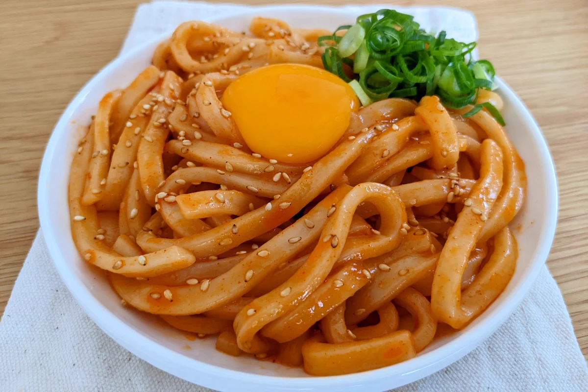 ピリ辛で汗も箸も止まらない！ラー油でピリ辛油うどん。