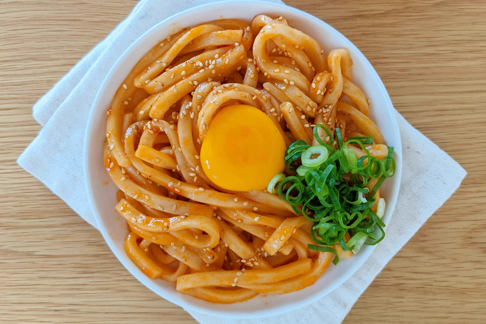 ピリ辛で汗も箸も止まらない！ラー油でピリ辛油うどん。