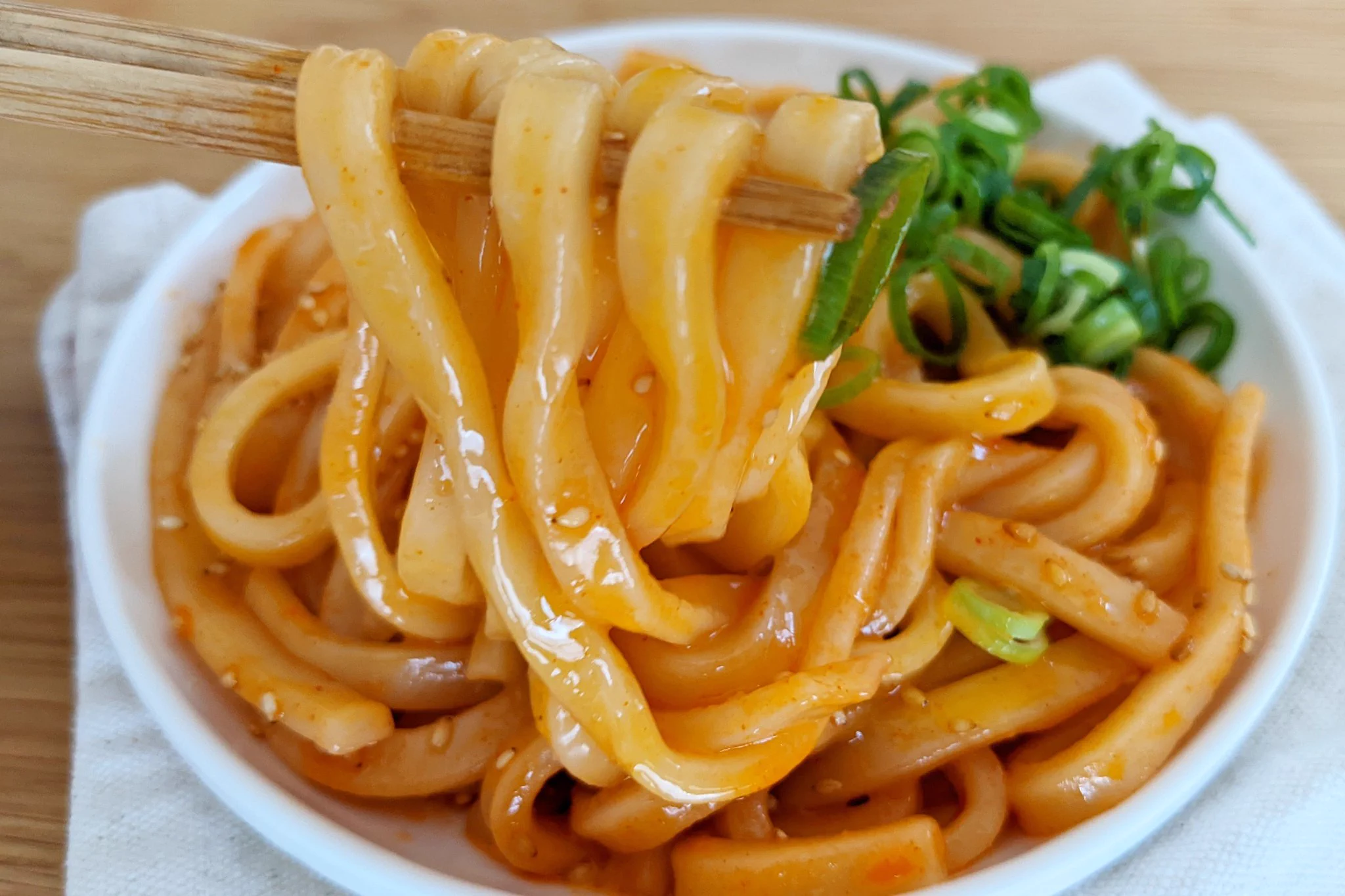 ピリ辛で汗も箸も止まらない！ラー油でピリ辛油うどん。