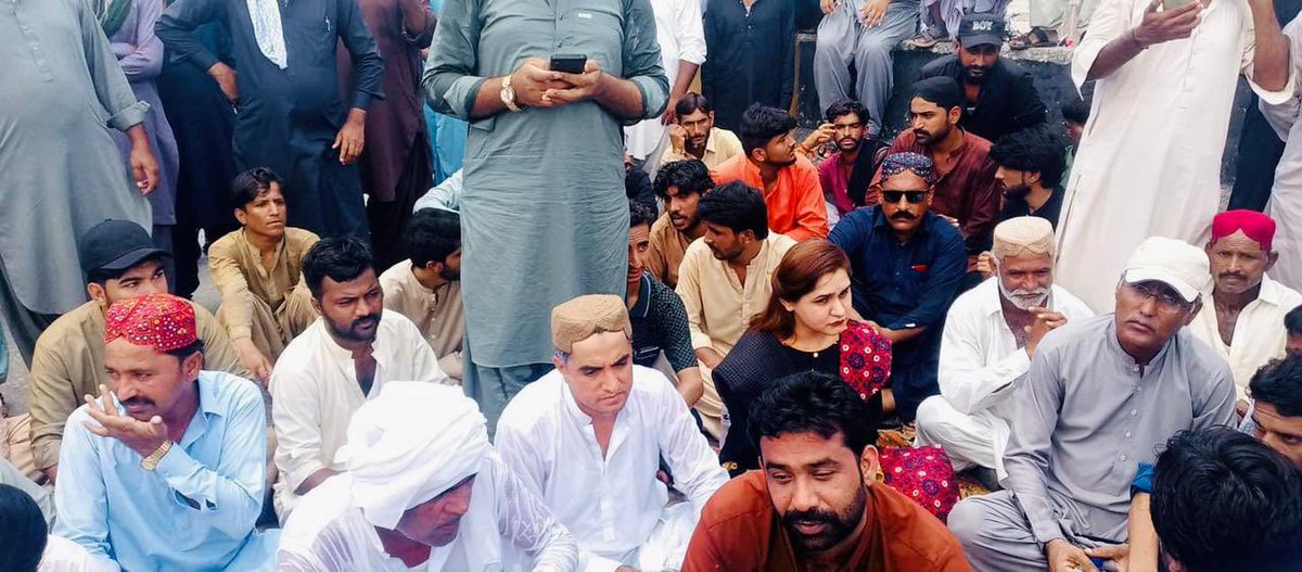 SindhooNawaz's tweet photo. سنڌي ماڻهن کي ڌارين پٺاڻن جي هوٽلن ، دڪانن ۽ سندن سان ڏيتي ليتي جو بائيڪاٽ ڪرڻ گهرجي نه ته ٻي صورت ۾ اسان جا ڳڀرو روز پيا قتل ٿيندا. https://t.co/leQxH0tt8W