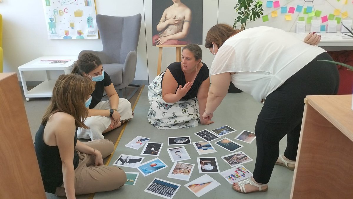 Partiamo dalla domanda: "che cos'è per te un media?".
Date delle immagini di partenza, i gruppi di lavoro devono ordinarle secondo la strategia del Diamond Ranking e rispondere, quindi, alla domanda di cui sopra.

<a href="/Bettananni/">Elisabetta</a> <a href="/SerenaMarrandi1/">Serena Marrandino</a>