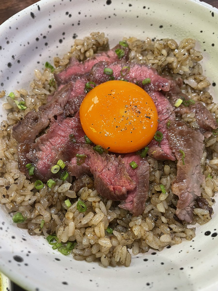 itsopalnaaa's tweet photo. 📍Chunn สาขาเซนทรัลลาดพร้าว เค้าขยายสาขาจากสุขุมวิท61 นี่ชอบ Beef stew rice bowl เนื้อตุ๋น8ชม. ใส่กระเทียมเจียวเยอะสะใจมาก เนื้อตุ๋นนุ่มๆกำลังดี Wagyu Fried Rice ข้าวผัดมันเนื้อวากิวหอมๆ ซอสฉ่ำเข้าไปในข้าว ชอบตัวข้าวสุดๆ🤤 ด้านบนโปะเนื้อวากิวนุ่มๆ+ไข่ดองโชยุ
@aroii #โอปรีวิว https://t.co/3c1WFcYAtP