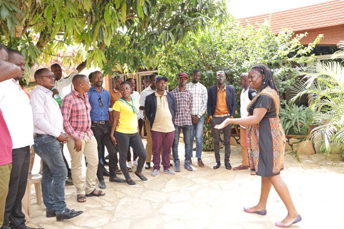 powertoyouthug's tweet photo. Journalists take part in a Value Clarification and Attitudes Transformation Tool (VCAT) exercise to understand the Gender Transformative Approach to inform their reporting on SRHR issues affecting adolescents and young people.
#TransformativeJournalism
#ChangeStartsWithYou(th) https://t.co/qEOsG0tD0Y