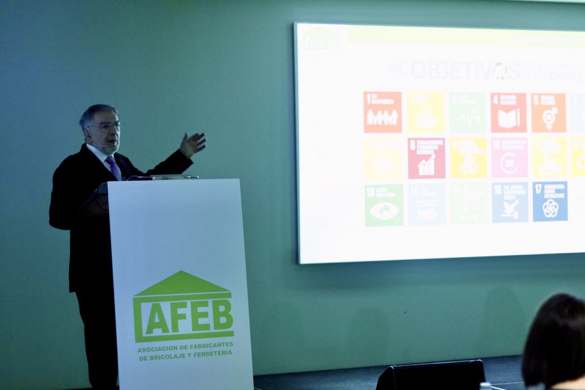 Roda_Alejandro's tweet photo. Hoy estamos aprendiendo y apoyando al sector de la #Ferreteria y #Bricolaje #MejoradelHogar en el Foro de Verano AFEB
@BricoAFEB @Eurobrico #Eurobrico22 #ForoAFEB https://t.co/ySkKxW3FtO