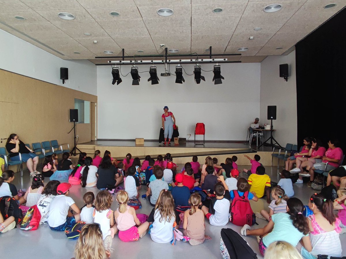 🎪I, ARA, el Centre Cívic de Can Llong es converteix en un circ gràcies a #Gaudeixalsbarris.
🤡Les més petites i petits gaudeixen amb la màgia interactiva de la @payasalilina. 
☀️Perquè a l'estiu els #CentresCivicsSBD no s'aturen. #Sabadell #SBDON