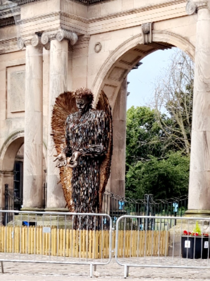 RebekahP1nk's tweet photo. The Knife Angel at @birkenheadpark #KnifeAngel #BladeFree https://t.co/lf1w4UZQUH