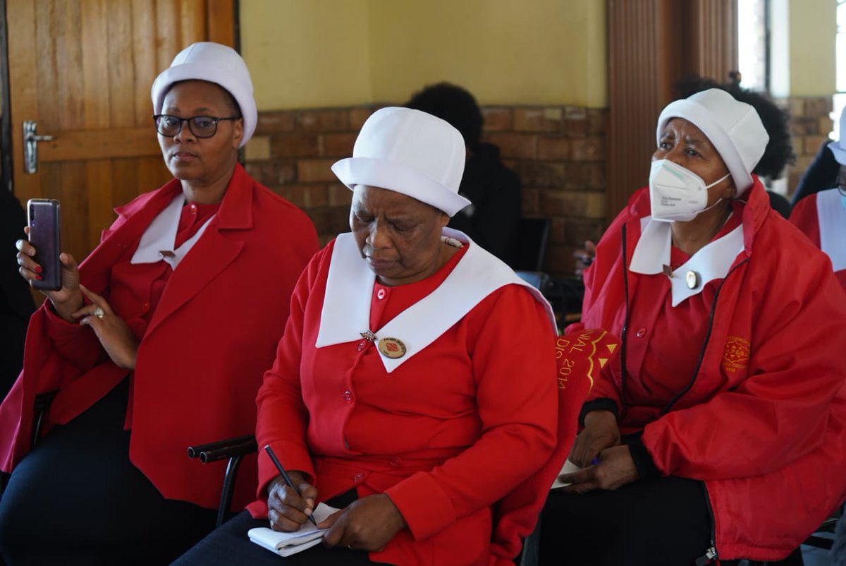 GP_CommSafety's tweet photo. MEC @FaithMazibukoSA has joined the families of victims of Mdlalose's tavern shooting incident in Orlando East, Soweto. The MEC is joined by local leadership, faith-based organizations and @gpgSocDev to offer support during these trying times. #GPCares https://t.co/XVdqIOyXCd