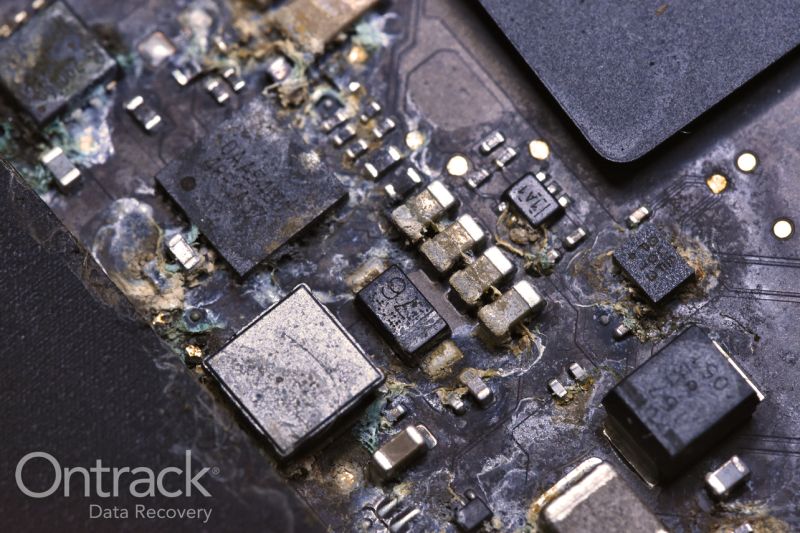 Ce MacBook a été en contact avec de l'eau. On voit à quel point il a été contaminé par la corrosion. Si cet été votre ordinateur devait également rentrer en contact avec de l'eau, vous devriez contacter Ontrack pour récupérer vos données. En savoir plus : bit.ly/3uGmL18