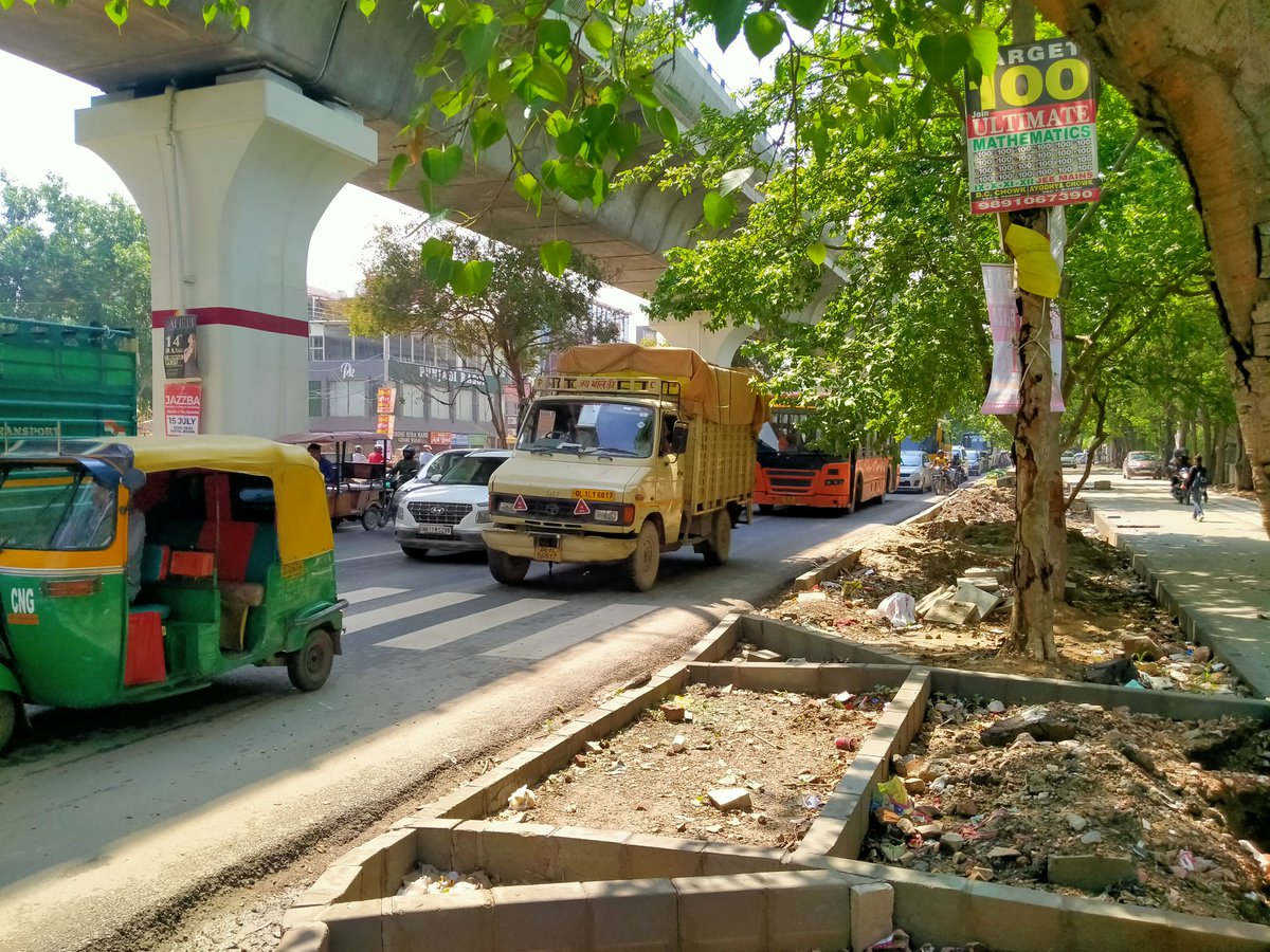 It's been more than a yr now since redlight is removed frm such an imp intersection in front of OM Sai Apt sec-7, Rohini causing hour long jams  accidents &amp; harrasment daily to residents and commuters. Why don't dept take this seriously? #delhitrafficpolice #policecommisioner