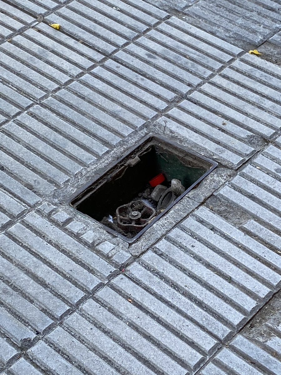 quela_font's tweet photo. ¿Cuántos días más han de pasar para que se tape y no sea un peligro para los viandantes, @paerialleida? Y no, no he podido crear incidencia a través de #appunta porque funciona como el culo. C/Jaume II, 7. https://t.co/OlL8NYgUxb