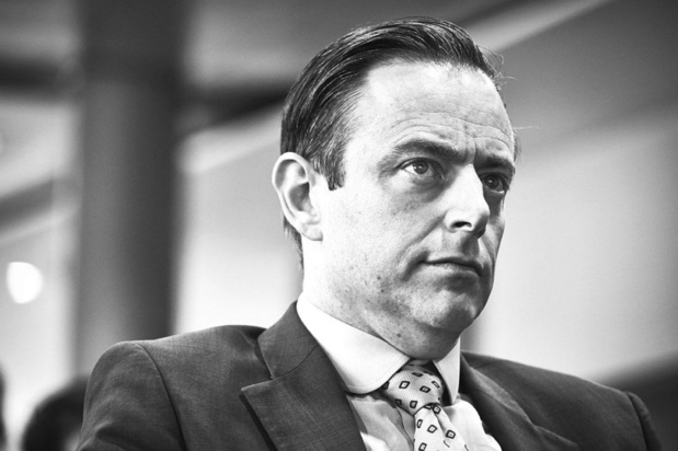 Volgens <a href="/Bart_DeWever/">Bart De Wever</a> heb ik geen fatsoenlijke opvoeding gehad en alle mensen die met mij op de foto gaan evenmin.

Zou Bart De Wever het aandurven om eens samen te zitten met mijn lieve, fatsoenlijke ouders, of verdragen zijn wrokkige ideeën geen toets met de realiteit?