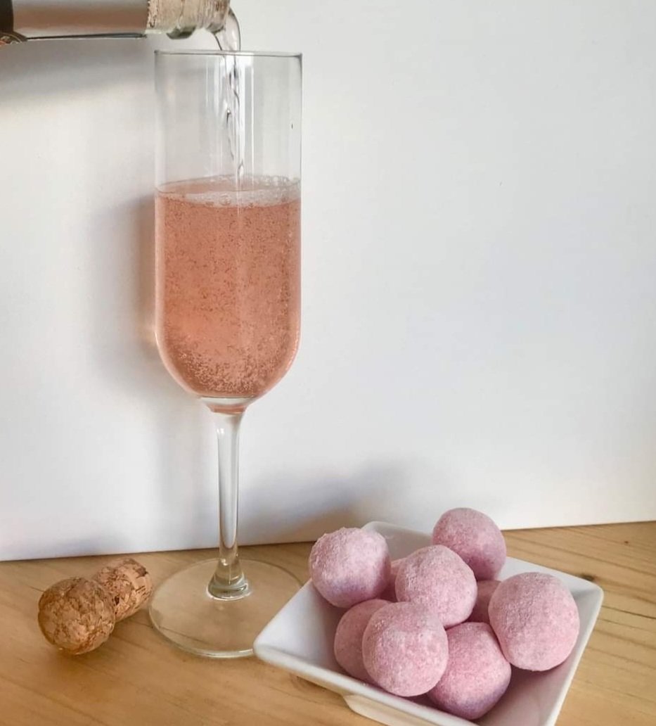 chrishousechocs's tweet image. One of our absolute favourites and as many of you tell us, it&apos;s yours too 😍
Pink Champagne Truffle 🍾 🥂