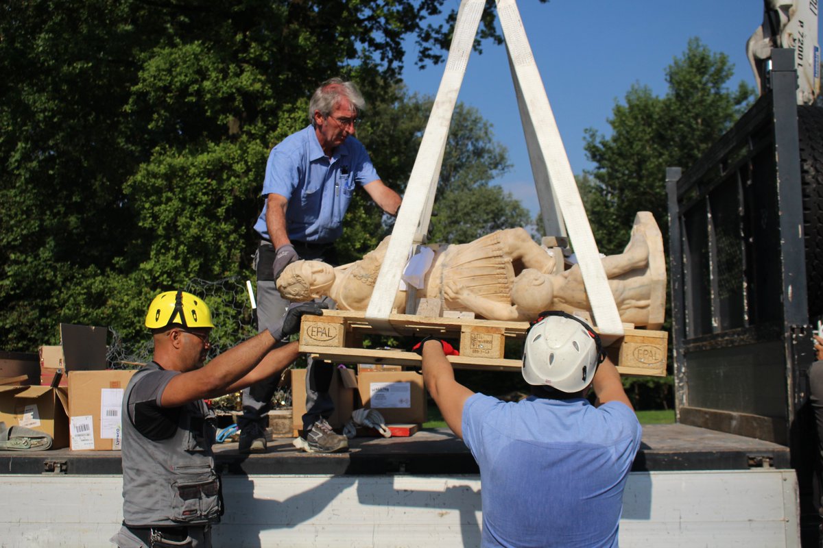 DuomodiMilano's tweet photo. #Techbau, società leader nel settore dell’ingegneria e delle costruzioni, aderisce al progetto #AdottaunaStatua contribuendo al restauro dell'affascinante scultura di "San Michele e il demonio" risalente al XVII secolo. https://t.co/76CuNkleMA