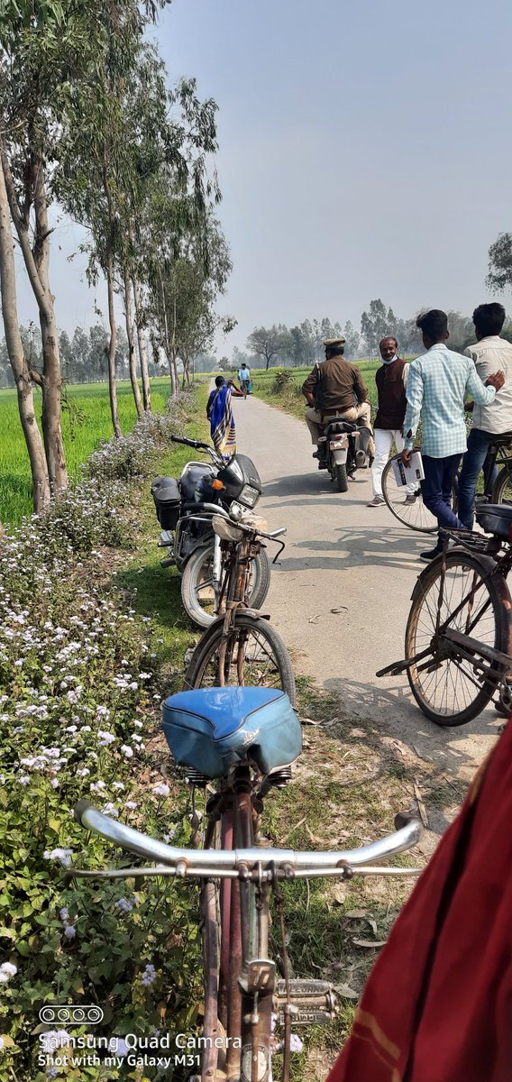 Journlistsuneel's tweet photo. ना नंबर प्लेट पर नम्बर न 🪖 हेलमेट, आप करो तो रासलीला हम करें तो कैरेक्टर ढीला। ये है @ayodhya_police के गोसाईगंज थाने में तैनात दरोगा वीरेंद्र पाल व सिपाही जयबिन्द सिंह @igrangeayodhya @dgpup @Uppolice अपनो पर रहम लोगो पर सितम ये साहब ठीक नही है @AwasthiAwanishK @dmayodhya https://t.co/miTL8jXwKP