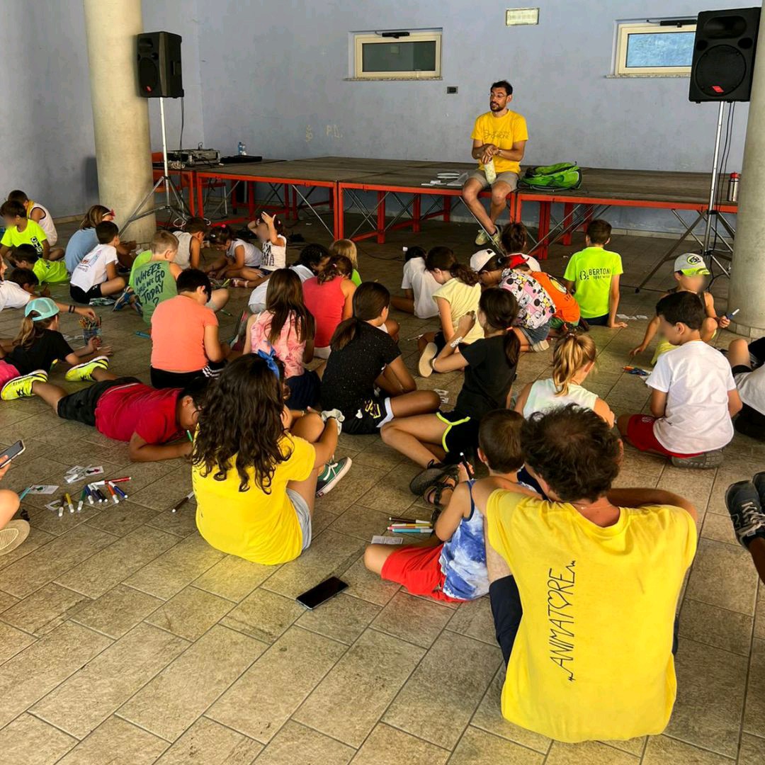 Chirone_aps's tweet photo. Dopo aver incontrato centinaia di studenti nelle scuole il nostro progetto IPAZIA - STEM IN GENERE arriva nei centri estivi: qualche giorno fa siamo stati a #Lovere. 

Questo progetto, che promuove l'inclusività della #Scienza, è possibile grazie al contributo di @unibs_official https://t.co/mJLRN8E1b8
