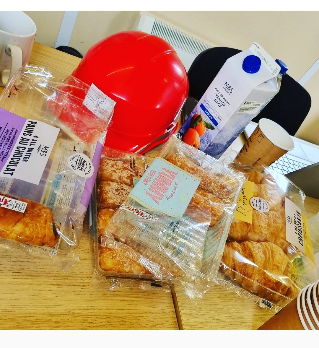 GilhamGremo's tweet photo. The never ending problem with early morning site meetings !!!!
π€¦πΌββοΈπ·π₯―π©π·πΌββοΈ
#SweetTreats #NeedToRunMore #Temptation #Construction #ZeroWillPower #FattyMcFatson https://t.co/qmFAmD1wWq