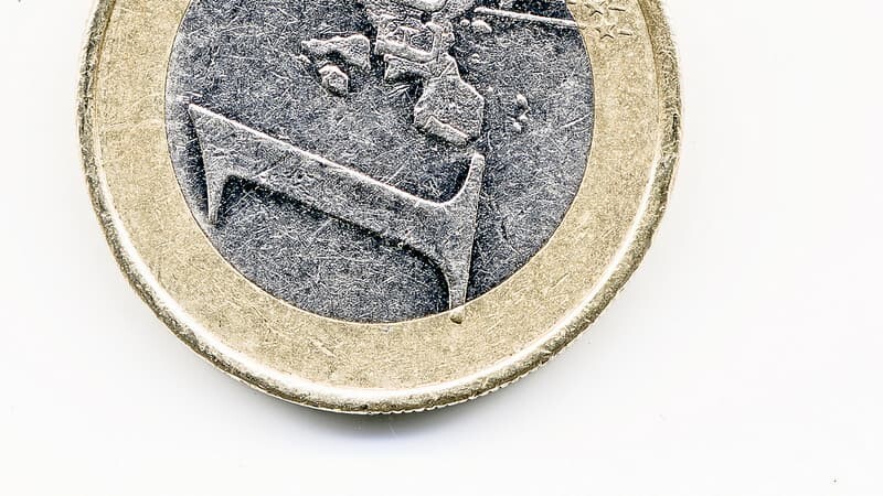 BFMTV's tweet photo. 🔴 ALERTE INFO
Pour la première fois depuis 2002, un euro vaut un dollar
https://t.co/3XLMOjCSP7 https://t.co/3RXN93OUBI