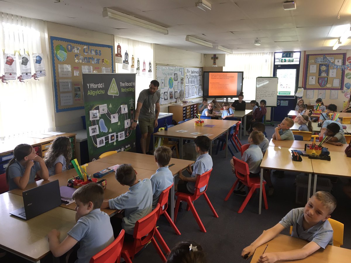 Stphilipevanspr's tweet photo. Year 4 loved learning more about waste, recycling and the Circular Economy with @cardiffcouncil waste management team. Diolch yn fawr Alex! #SPEhumanities https://t.co/7ddAp6jqVX