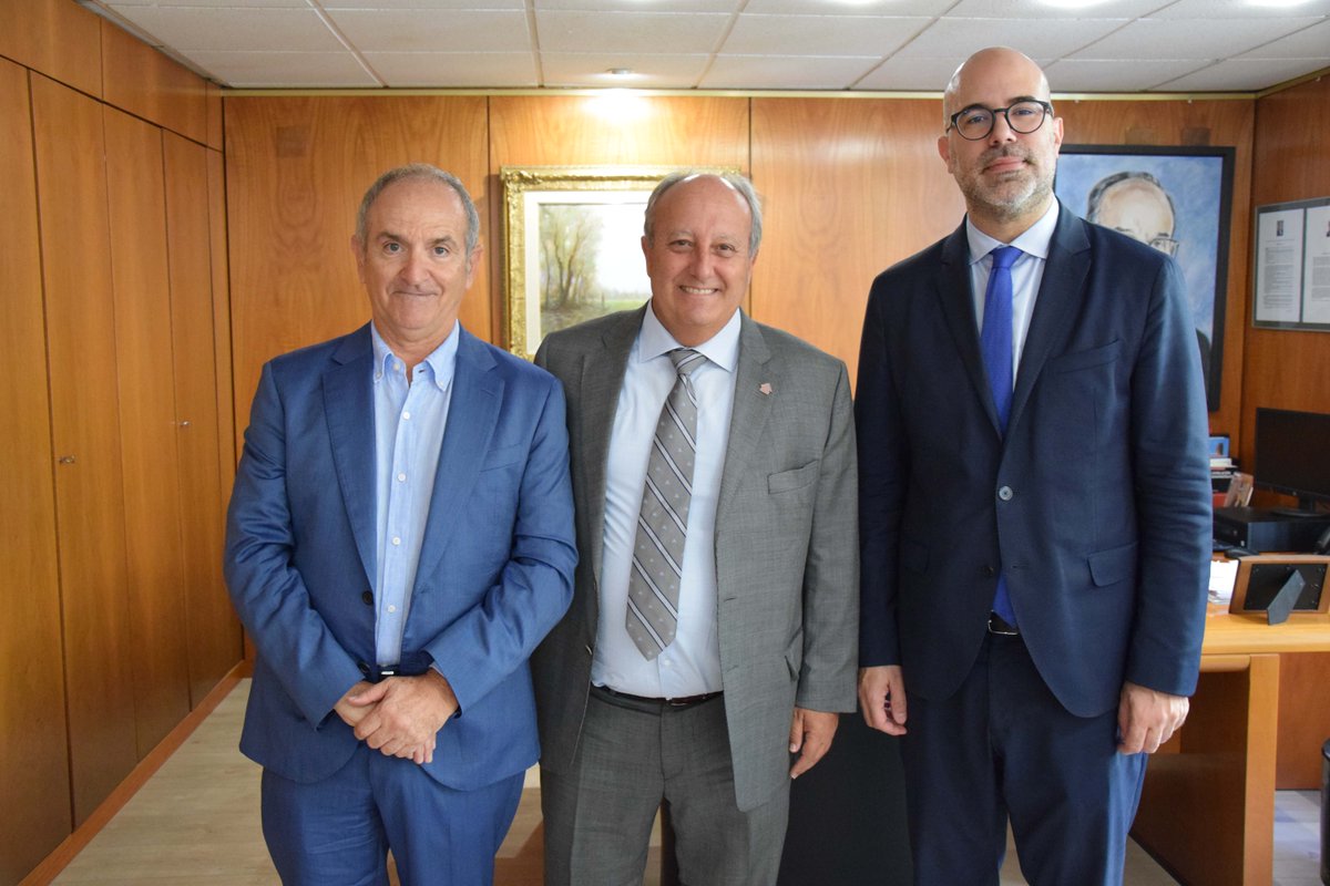 consellCAF's tweet photo. En uns minuts comença la taula rodona del #CAFBL per parlar del problema de l'#okupació il·legal d'immobles.
El nostre president @evendrells amb els ponents: @GenisBoadella Diputat al @Congreso_Es, i @JesusFamilex, degà del Col·legi de l'Advocacia de Bcn @comunicacioicab. https://t.co/GKHHf3iLpL