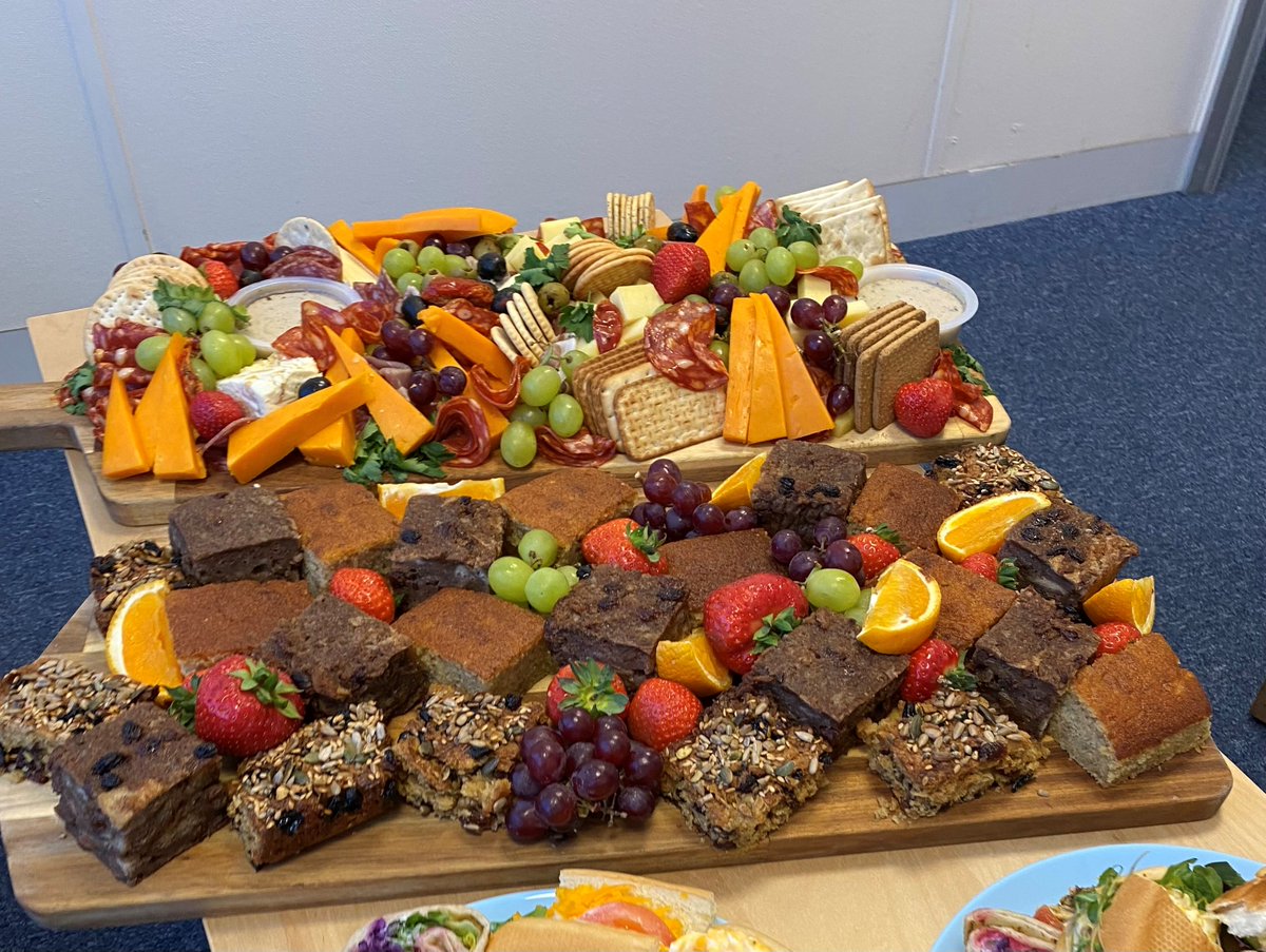 SimplyHireLtd's tweet photo. Last Friday, to celebrate #WorldWellbeingWeek, the Simply team were treated to lunch. They had smoothies, sandwiches and some amazing cakes too… doesn’t it all look delicious?! 🥤🥪​

Thank you to @rootsupminster for providing the treats for all of our team. 😍 https://t.co/RbKf1qUik4