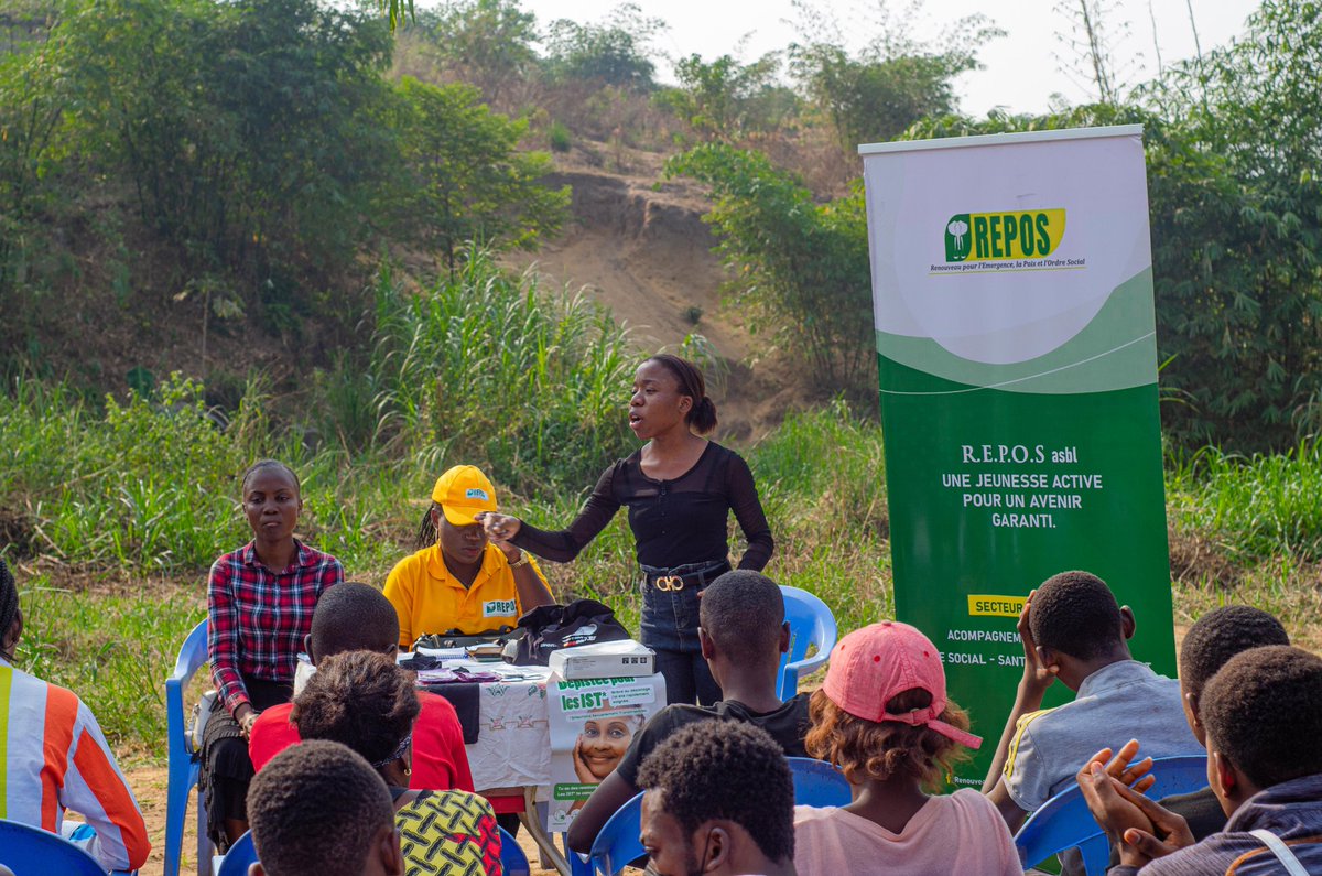 REPOS26240294's tweet photo. Kinshasa :
Dans le cadre de la journée mondiale de la population, nous avons partagé un cadre d'échange et réflexion au Camp Manzanza avec les jeunes sous le thème : Jeune face au VIH/SIDA.

Cette activité avait pour objectif d'1former et sensibiliser les jeunes sur le VIH/SIDA https://t.co/4HZRNpNMBv