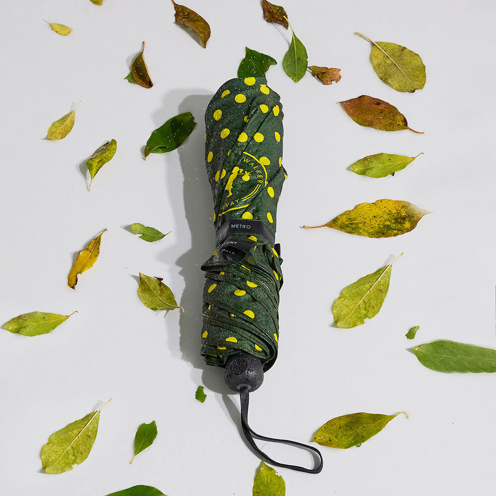 LIMITED EDITION Blunt x Karen Walker polka dot limited edition collaboration, available only in the favourite "Metro" collapsible variation.

#design #designstore #blunt #originaldesign #rain #weather #karenwalker