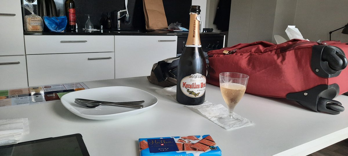 funimag's tweet photo. Retour de la COOP, on est sauvé... l'essentiel est là 🤗 🍾
#coop #halba #chocolat #HenriBadoux #Aigle #chasselas #LesMurailles #wines @swisswinelovers https://t.co/hJMSmj9u7x