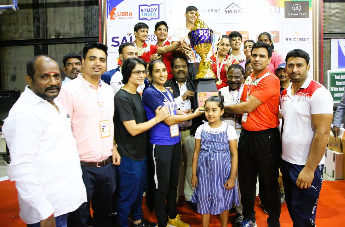 BFI_official's tweet photo. Team Haryana with 8🥇 & 3🥈 in women's section while Team Services Sports Control Board (SSCB) with 9🥇 & 2🥈 in men's section clinched the 'Best Team' trophy at the 5th Youth Men & Women National Boxing Championship 2022 in Chennai 👏🔝
#PunchMeinHaiDum
#BoxingNationals
#Boxing https://t.co/p259io3ZZY