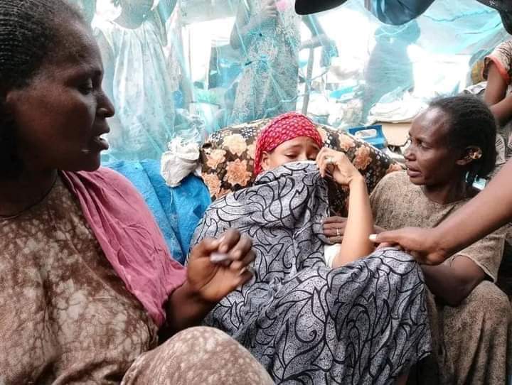 MellathM's tweet photo. #TigrayGenocide 
#endtigraysiege
#AllowHumanitarianAidToTigray 
#stopmassarrest
#EndTigrayFamine 
#justicefortigray
#actionworldnow
Tigray genocide is 616 days off. She is crying because her daughter died by starvtion in Afar Semara camp. She cannot eat food cause she feel sick. https://t.co/zGqBxoZntc