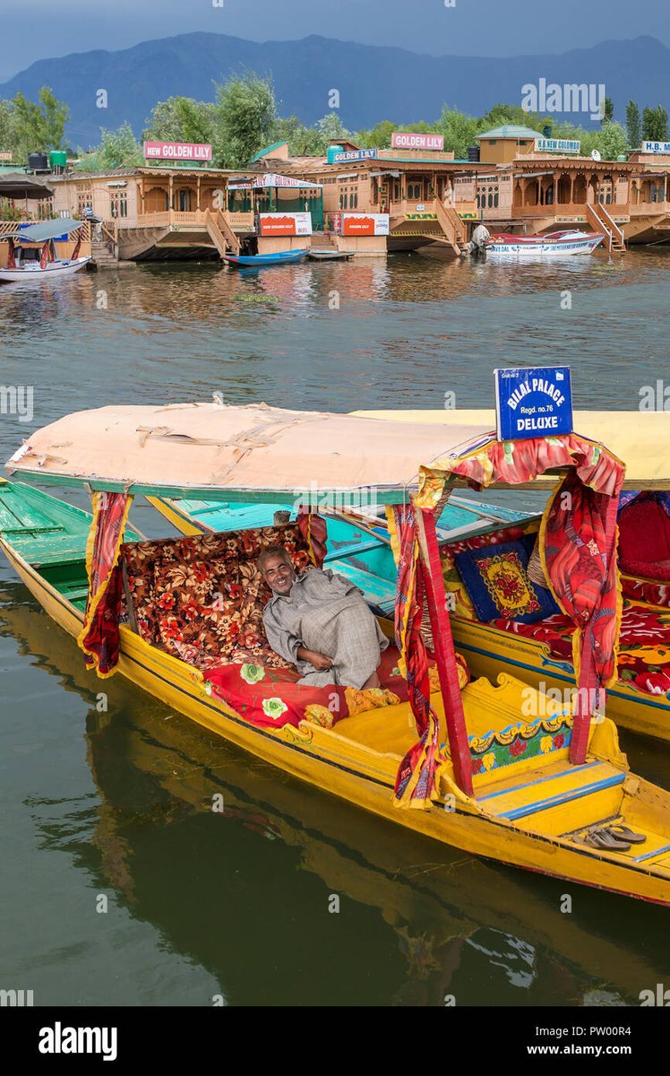 kashur_Nadur's tweet photo. #NEET
#NEETUG2022 
Elections can be deffered due to floods but not neet...🤷‍♀️
Btw arranging کشتی (boats) from Dal lake for students from flood affected States....kyuki pradhan postpone krana nhi manange... https://t.co/oBicqJkVXx